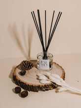 Load image into Gallery viewer, Fresh Linen Reed Diffuser
